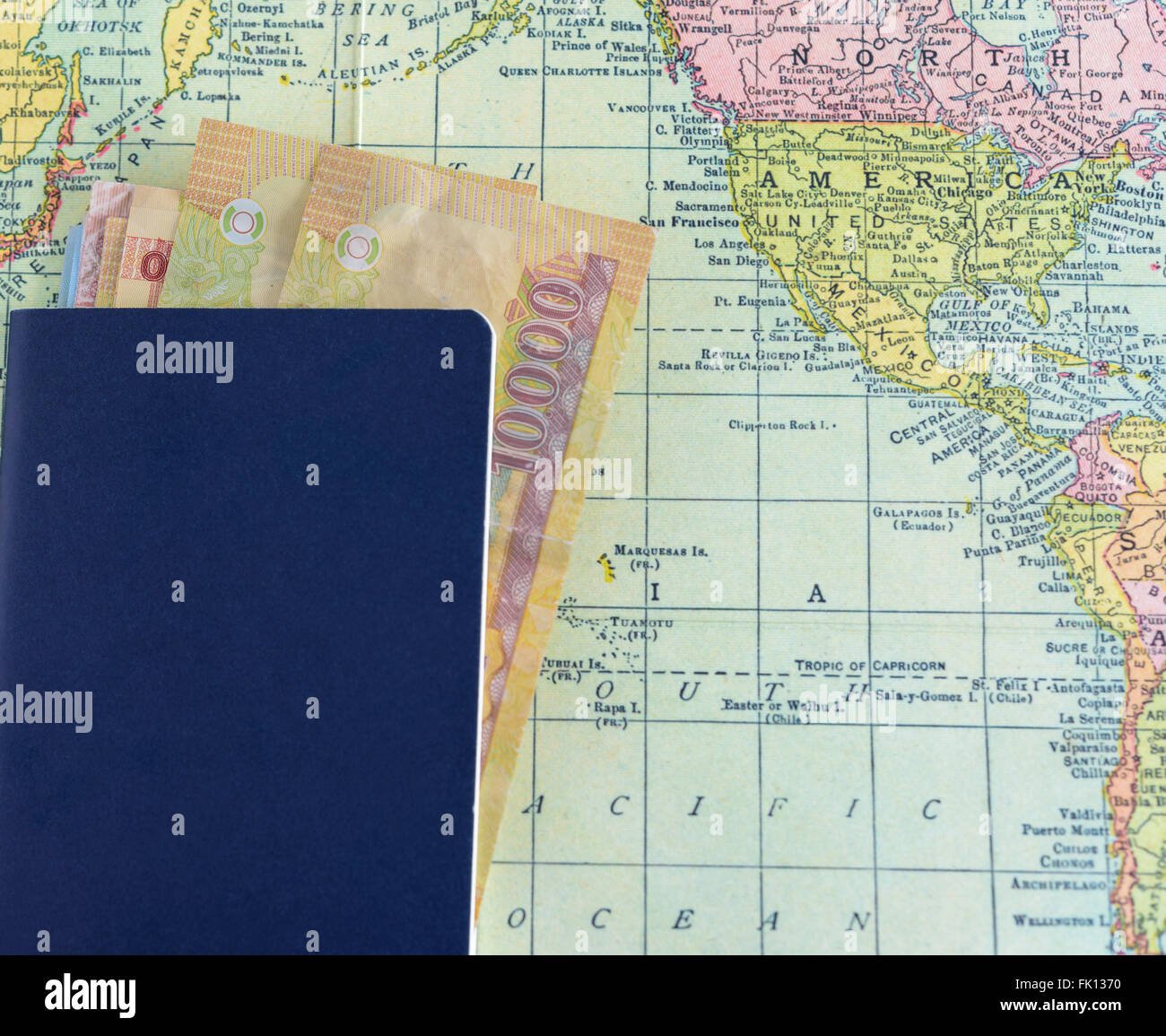 Passaporto con denaro sulla mappa del mondo sullo sfondo Foto Stock