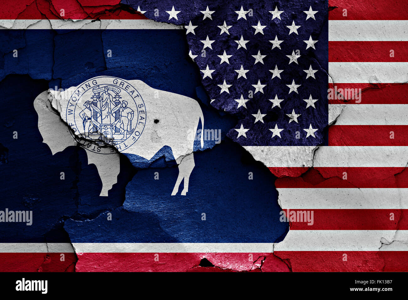 Le bandiere del Wyoming e USA dipinta sulla parete incrinato Foto Stock