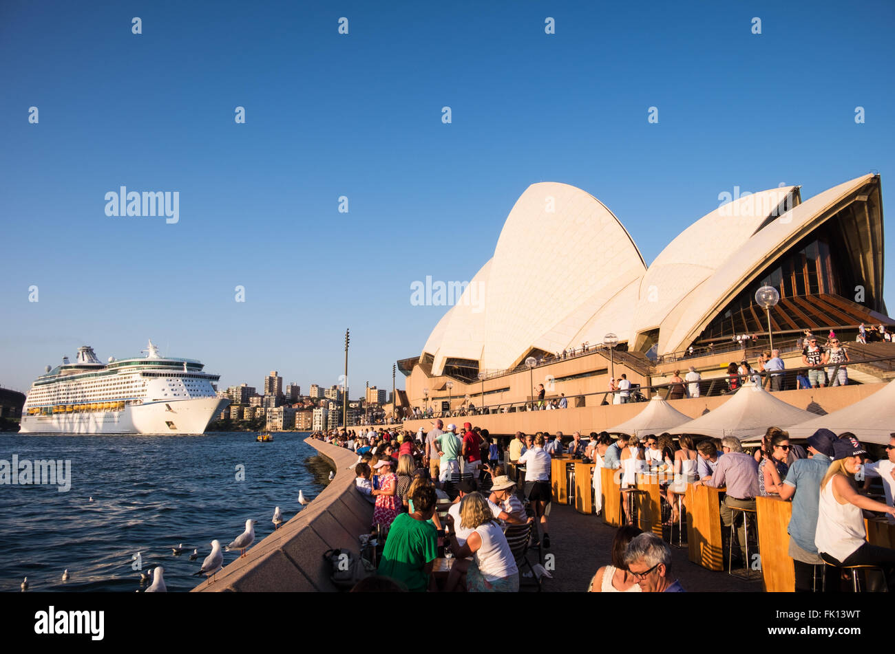 Royal Caribbean Cruise liner, Voyager dei mari, si allontana il Porto di Sydney Foto Stock