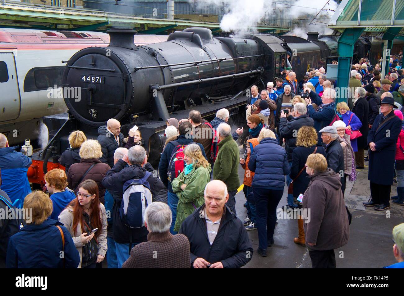 Carlisle stazione ferroviaria. Treni a vapore LMS Stanier Classe 5, 4-6-0, Nero cinque sovrano 44871 e 45407 Il Lancashire Fusilier. Foto Stock