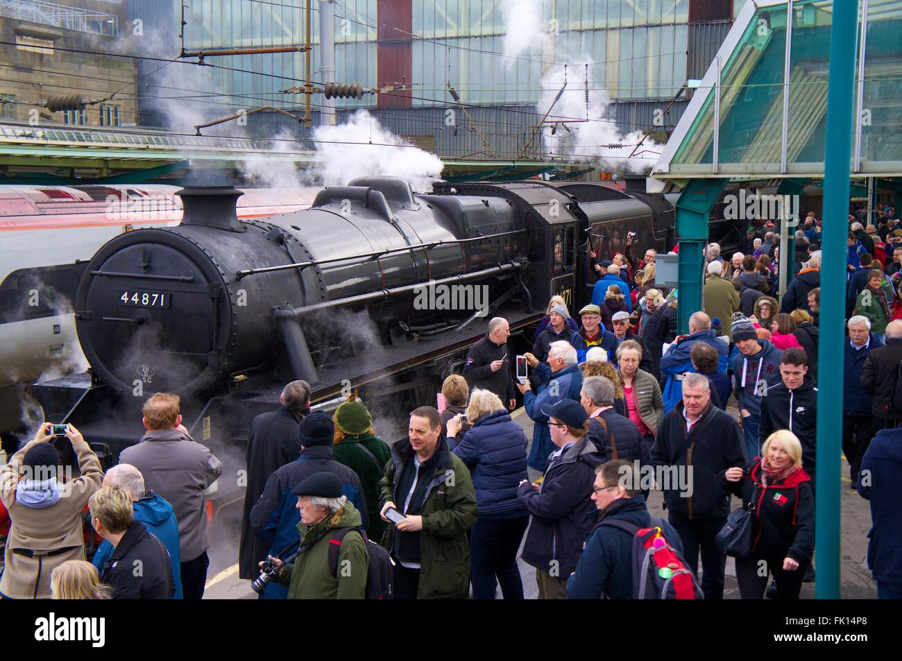 Carlisle stazione ferroviaria. Treni a vapore LMS Stanier Classe 5, 4-6-0, Nero cinque sovrano 44871 e 45407 Il Lancashire Fusilier. Foto Stock