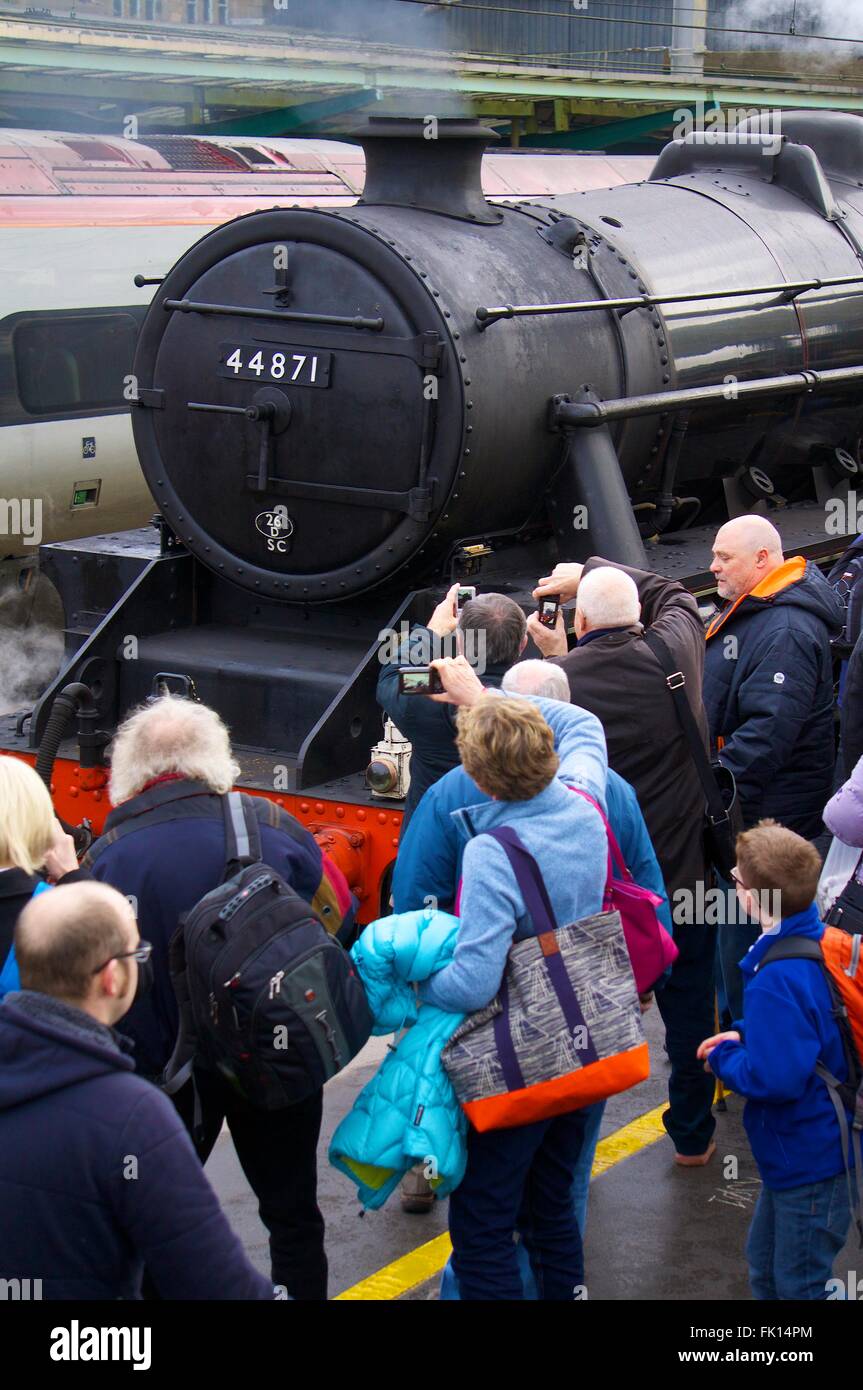 Carlisle stazione ferroviaria. Treni a vapore LMS Stanier Classe 5, 4-6-0, Nero cinque sovrano 44871 e 45407 Il Lancashire Fusilier. Foto Stock
