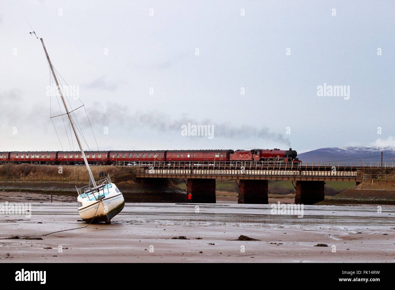 Treno a vapore LMS Giubileo Classe 'Galatea'. Il Pendle Dalesman. Attraversamento Ravenglass viadotto. West Cumbria linea costiera, Cumbria, Regno Unito Foto Stock