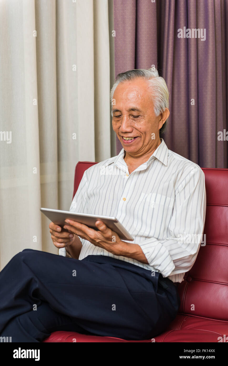 Apprendimento permanente: Happy senior di imparare a utilizzare un tablet. Foto Stock
