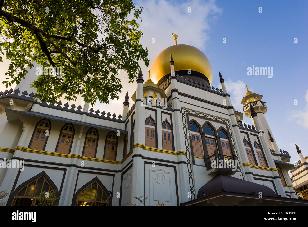 Singapore, 01 Mar 2016: maestosa moschea musulmana al tramonto. Foto Stock