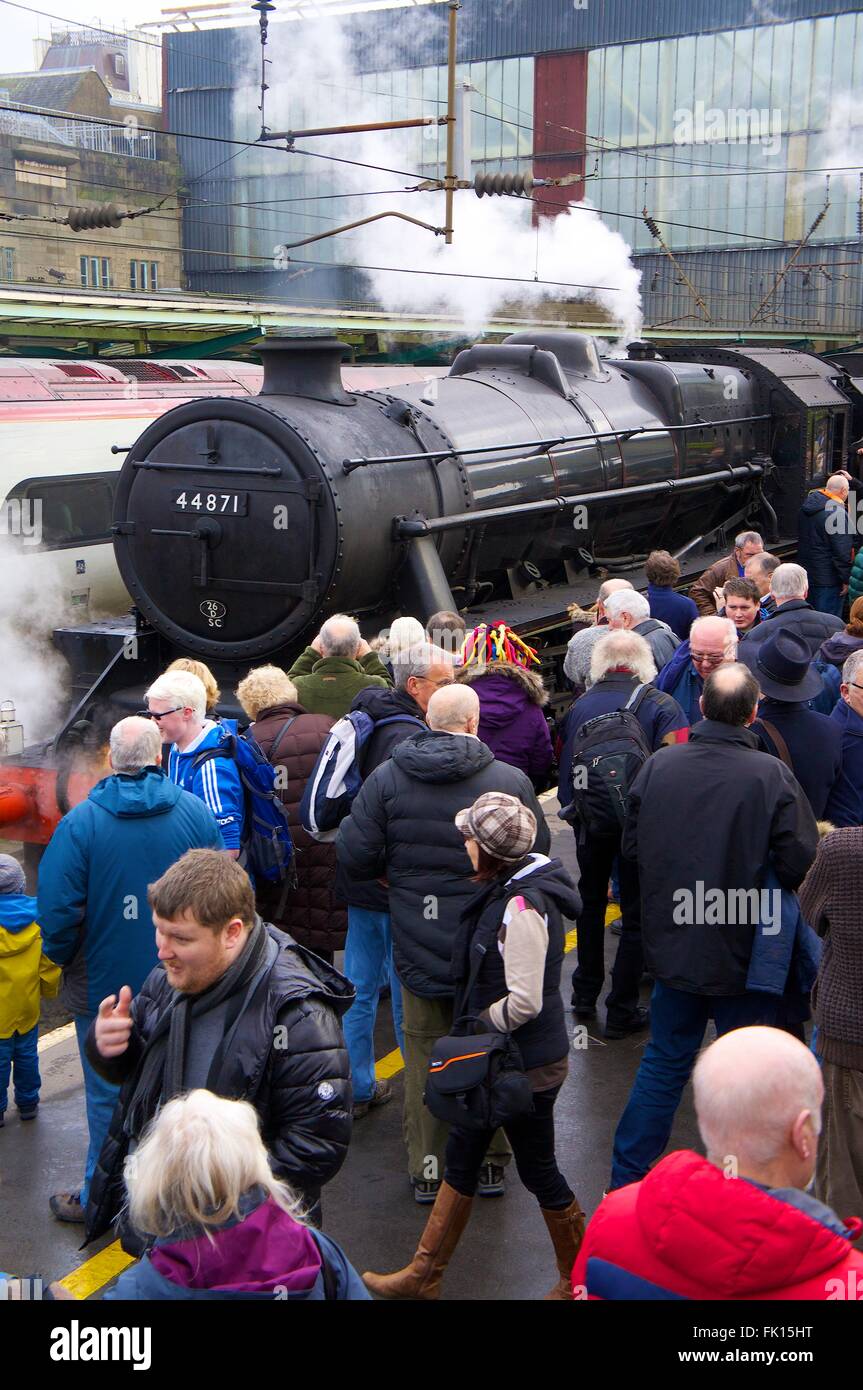 Carlisle stazione ferroviaria. Treni a vapore LMS Stanier Classe 5, 4-6-0, Nero cinque sovrano 44871 e 45407 Il Lancashire Fusilier. Foto Stock
