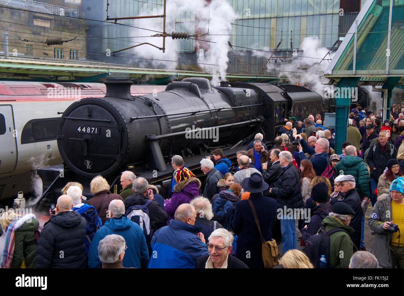Carlisle stazione ferroviaria. Treni a vapore LMS Stanier Classe 5, 4-6-0, Nero cinque sovrano 44871 e 45407 Il Lancashire Fusilier. Foto Stock
