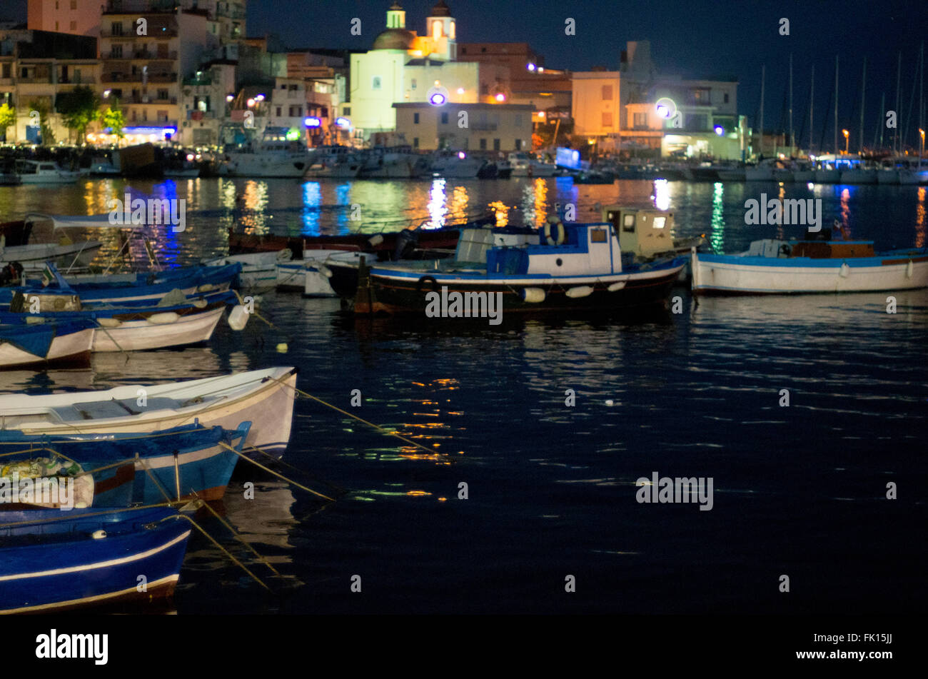 Barche da pesca di notte nel porto di Napoli Foto Stock