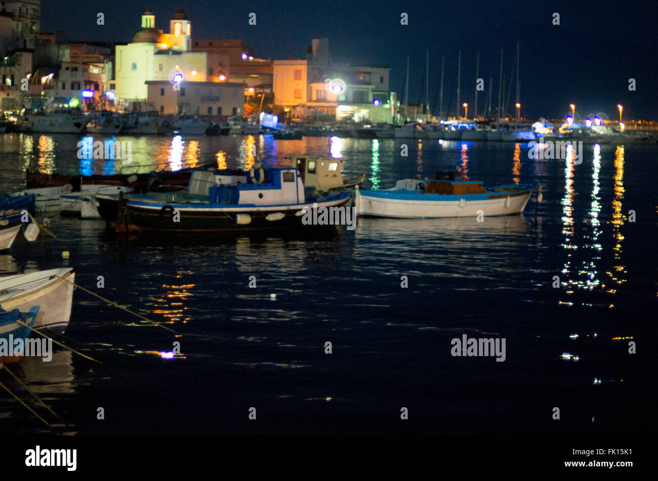 Barche da pesca di notte nel porto di Napoli Foto Stock