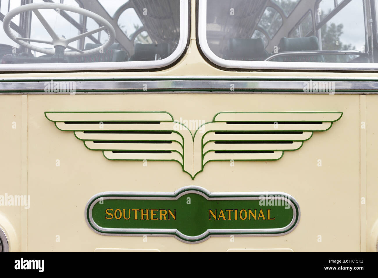 Crema e verde albero-come motif e il logo sulla parte anteriore di un'annata meridionale bus nazionale a Bristol. Foto Stock