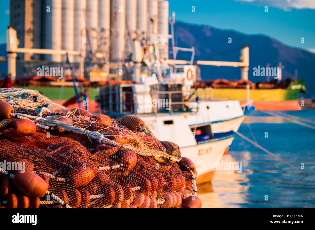 Le reti da pesca con le barche nel porto di Napoli Foto Stock