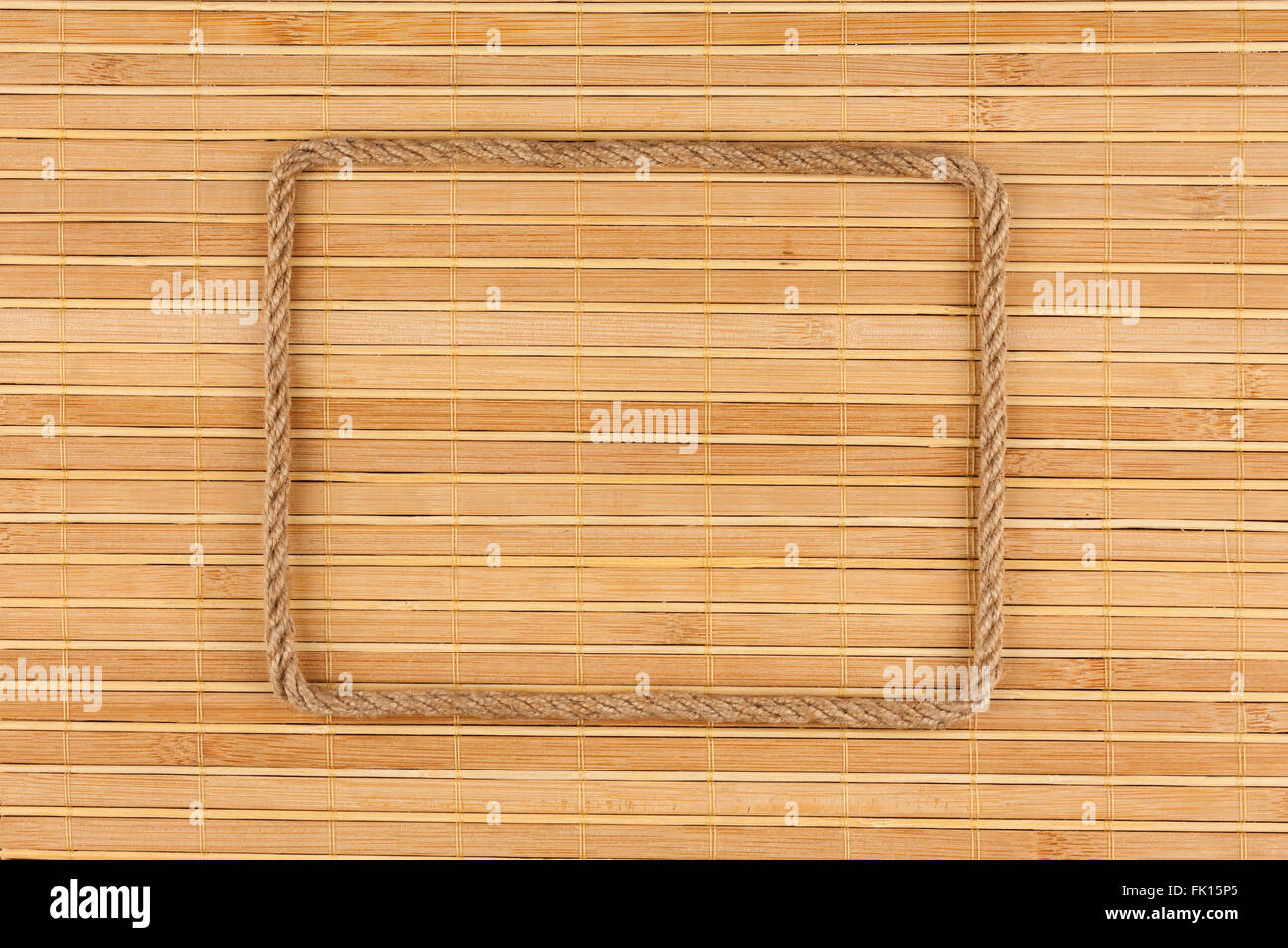 Telaio della corda, giace su uno sfondo di un tappetino di bambù, con posto per il testo Foto Stock