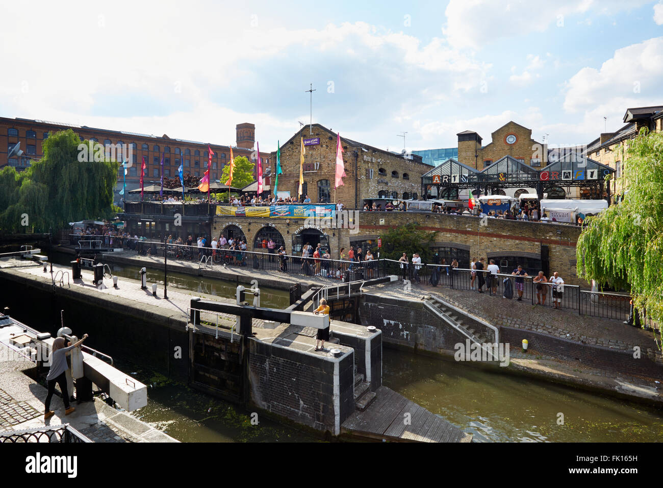 Camden Lock area con persone a Londra Foto Stock