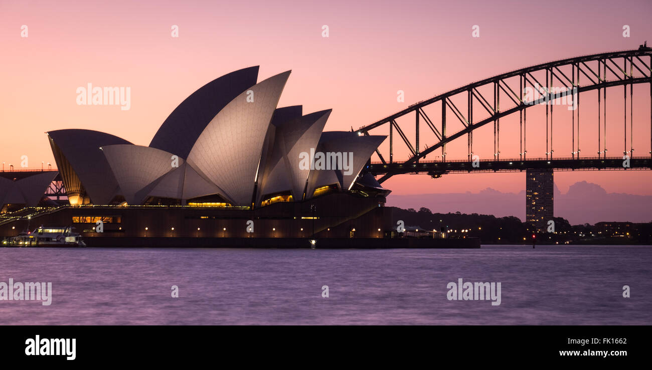 Sydney Opera House e Harbour Bridge al tramonto Foto Stock