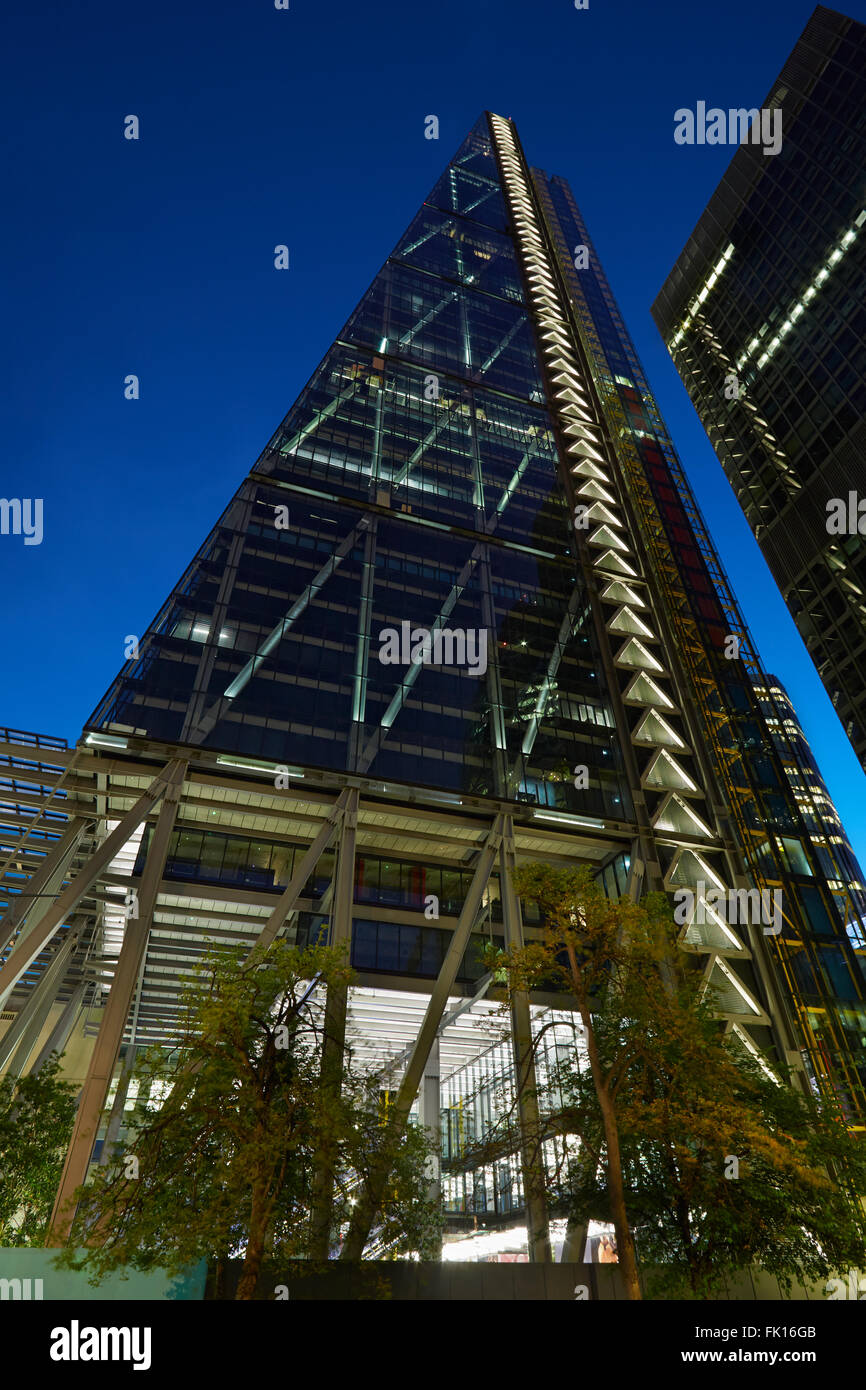 Leadenhall building illuminato di sera e a basso angolo di vista a Londra Foto Stock