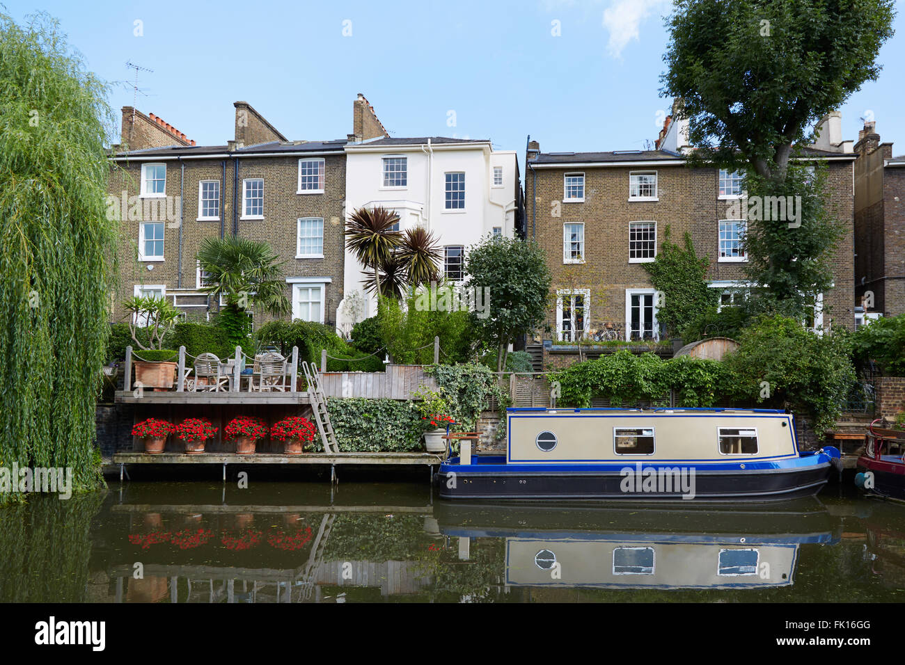 La piccola venezia canal, case e barca casa in un giorno di estate a Londra Foto Stock