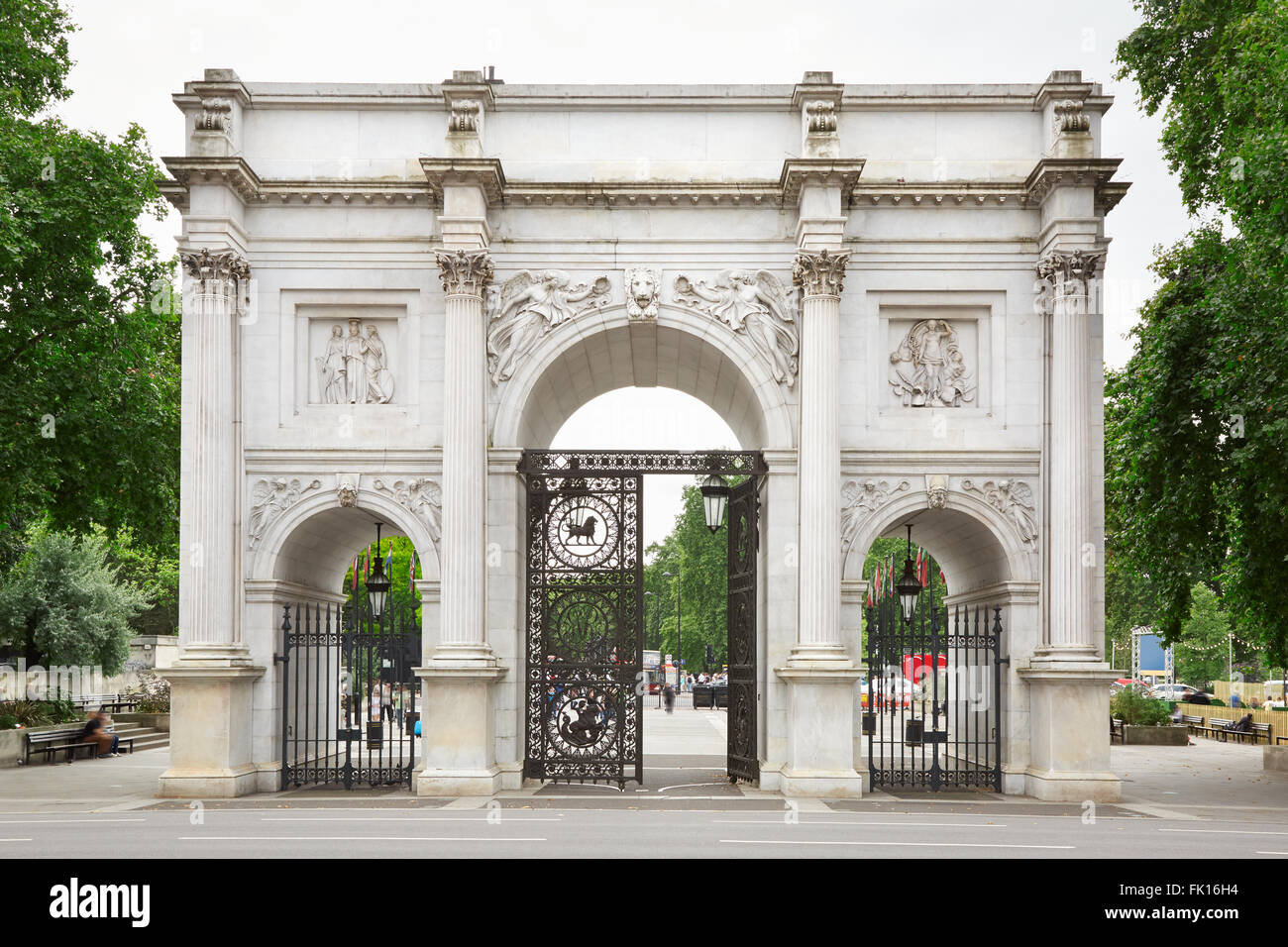 Arco di marmo verde con rami di alberi a Londra Foto Stock