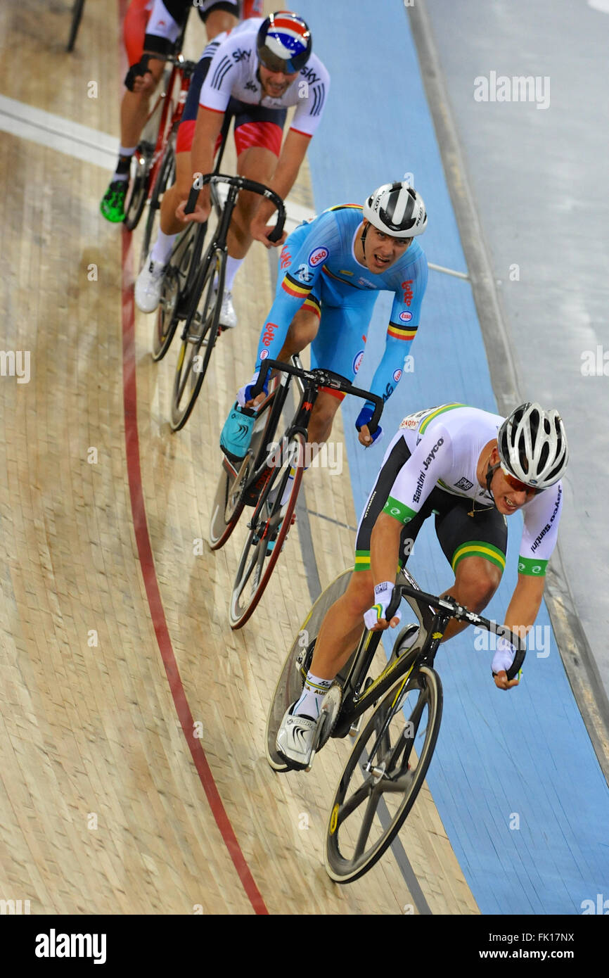 Londra, Regno Unito. 04 Mar, 2016. Sam Welsford (AUS) riding hard, seguito da vicino da Kenny De Ketele (BEL) e Jonathan Dibben (GBR) durante gli uomini i punti corsa finale a UCI 2016 via del campionato del mondo di ciclismo, Lee Valley Park Velo. Credito: Michael Preston/Alamy Live News Foto Stock