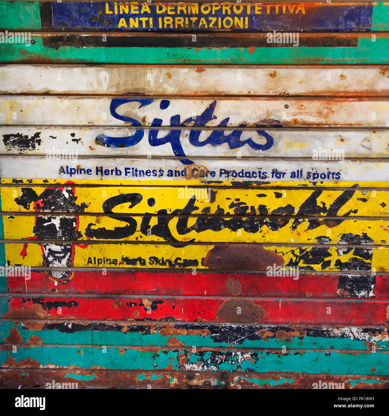 Dipinto a mano la pubblicità su serrande, Valletta, Malta Foto Stock