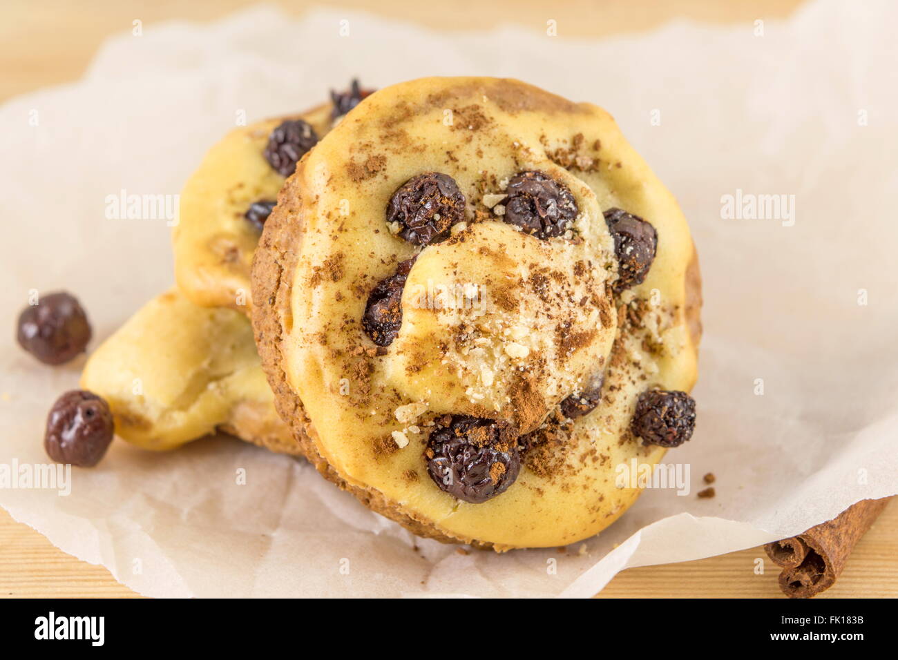 Fatti in casa muffin alla frutta con aronia e mirtilli rossi Foto Stock