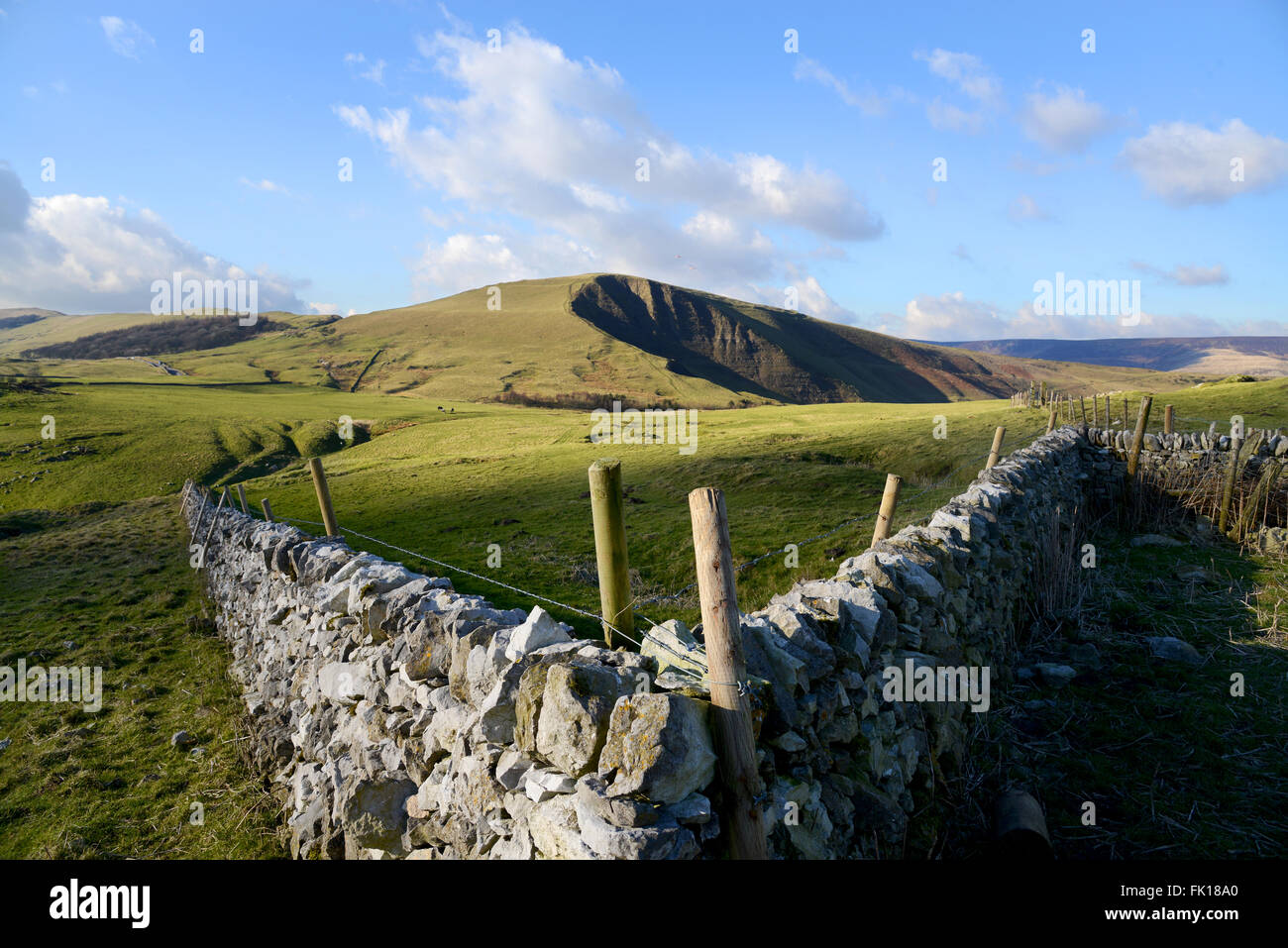 Vista da Mam-Tor lungo la speranza nella valle Derbyshires Peak District, Inghilterra. Foto Stock