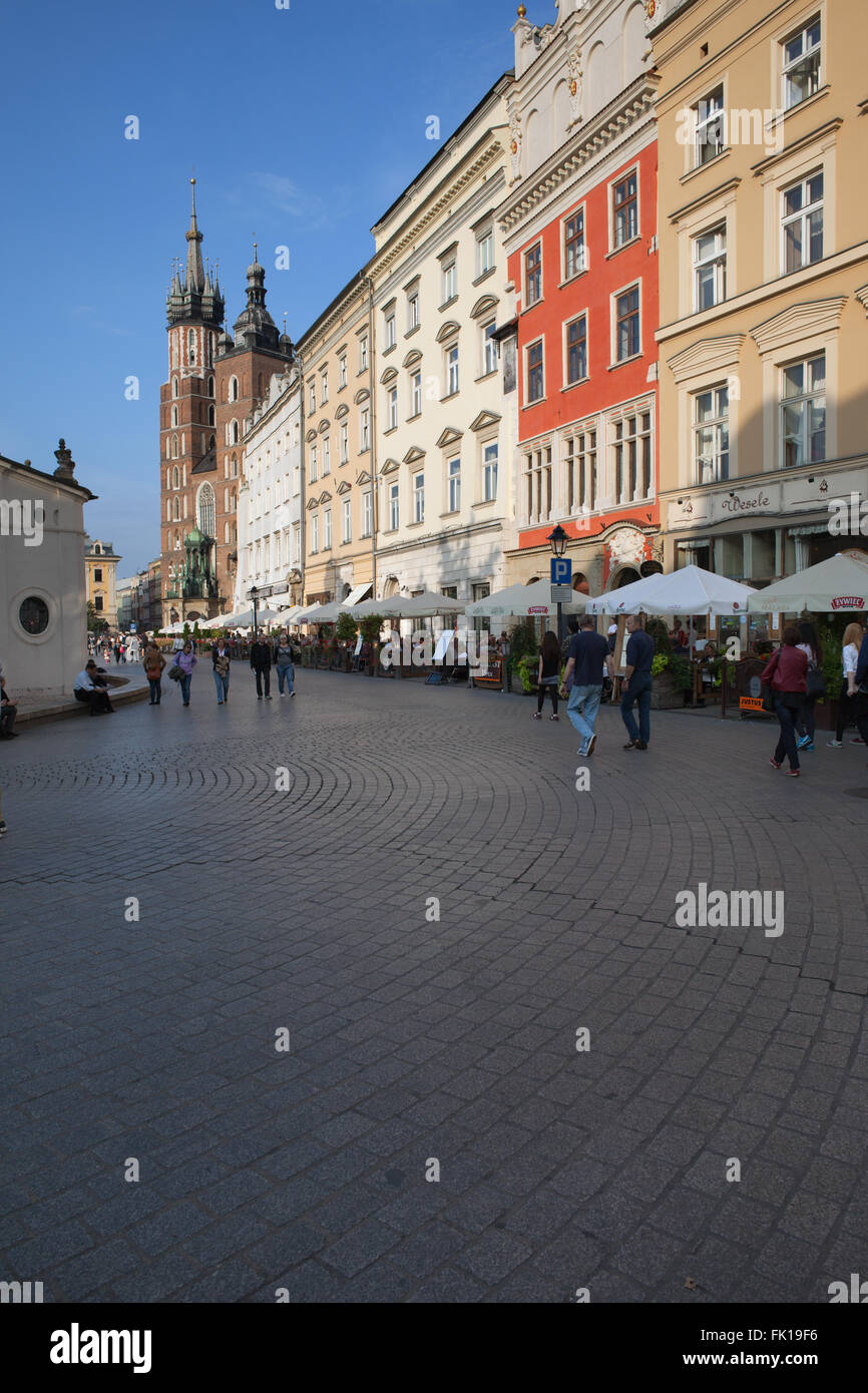 Europa, Polonia, Cracovia (Cracovia), la piazza principale, la Città Vecchia, il centro storico, la fila di case plurifamiliari Foto Stock