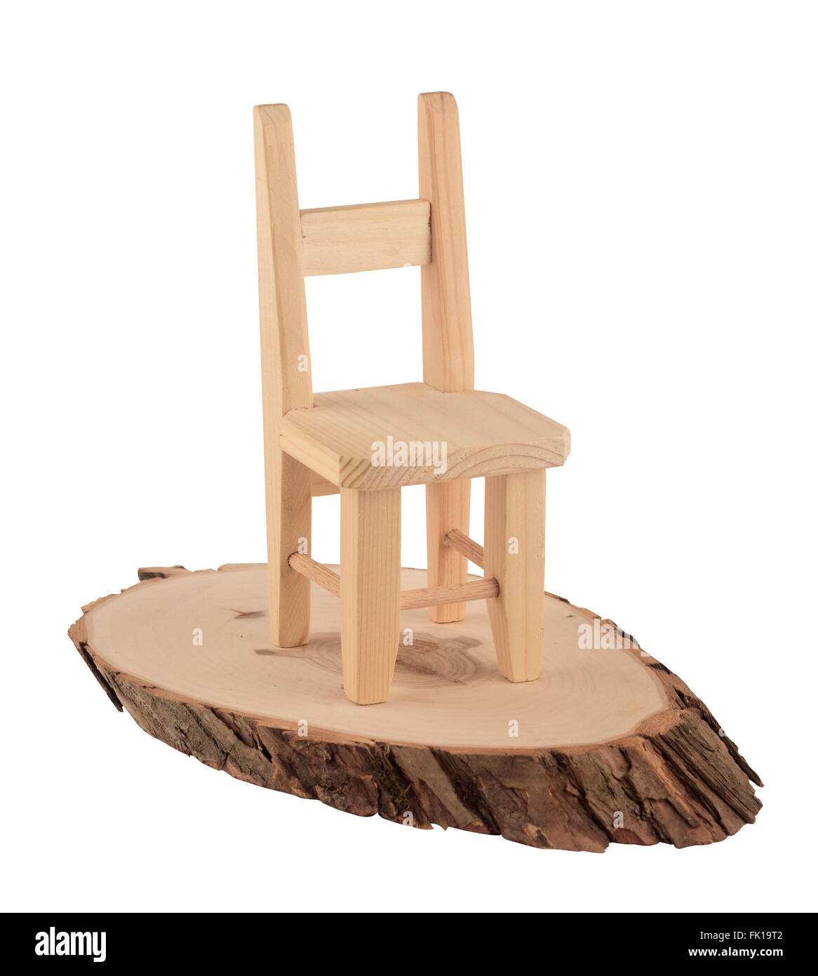 Sedia in legno seduta su una fetta di legno isolato su sfondo bianco Foto Stock