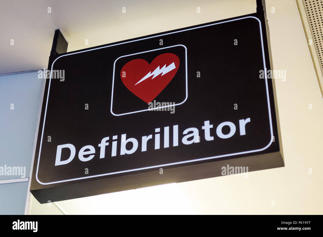 Aeroporto di segno del defibrillatore. I defibrillatori semiautomatici esterni (AED) portatili sono dispositivi elettronici medicali. Foto Stock