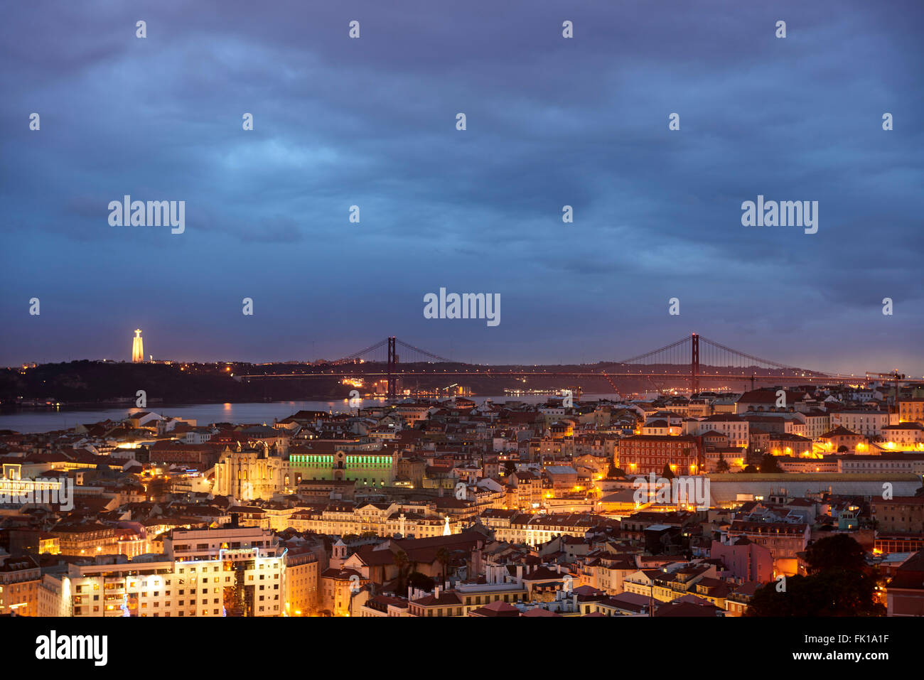 Vista del 25 aprile ponte di sera dal Mirador da Senhora do Monte, Lisbona, Portogallo, Europa Foto Stock