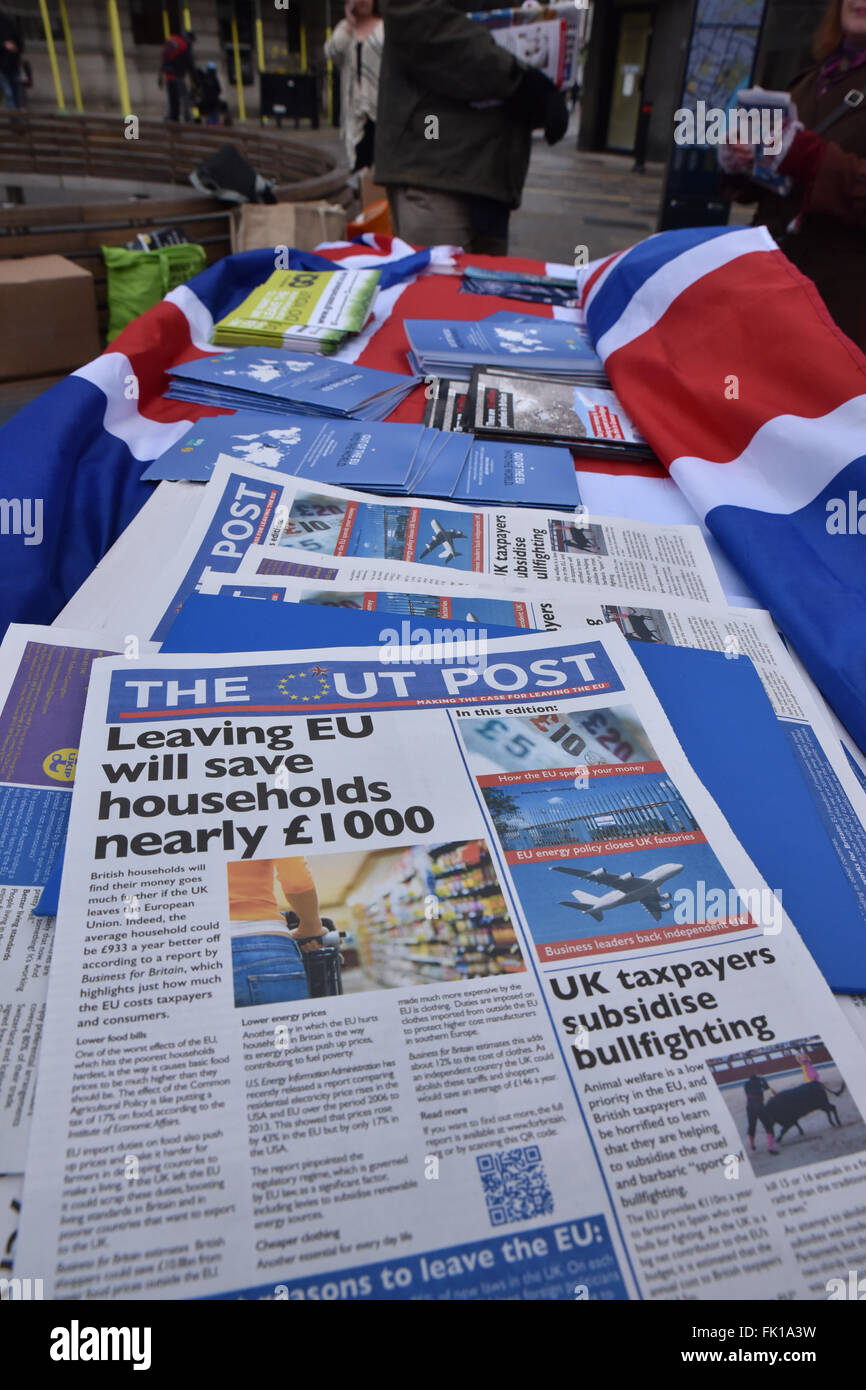 Twickenham, Londra, Regno Unito. Il 5 marzo 2016. Lasciare la UE e il UKIP distribuire volantini. Grassroots fuori Action Day, campagna per lasciare UE Foto Stock