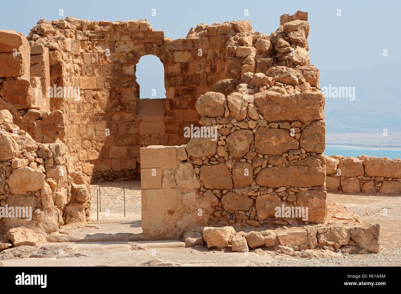 Masada i resti di una antica fortezza sul bordo orientale del deserto della Giudea, Israele Foto Stock
