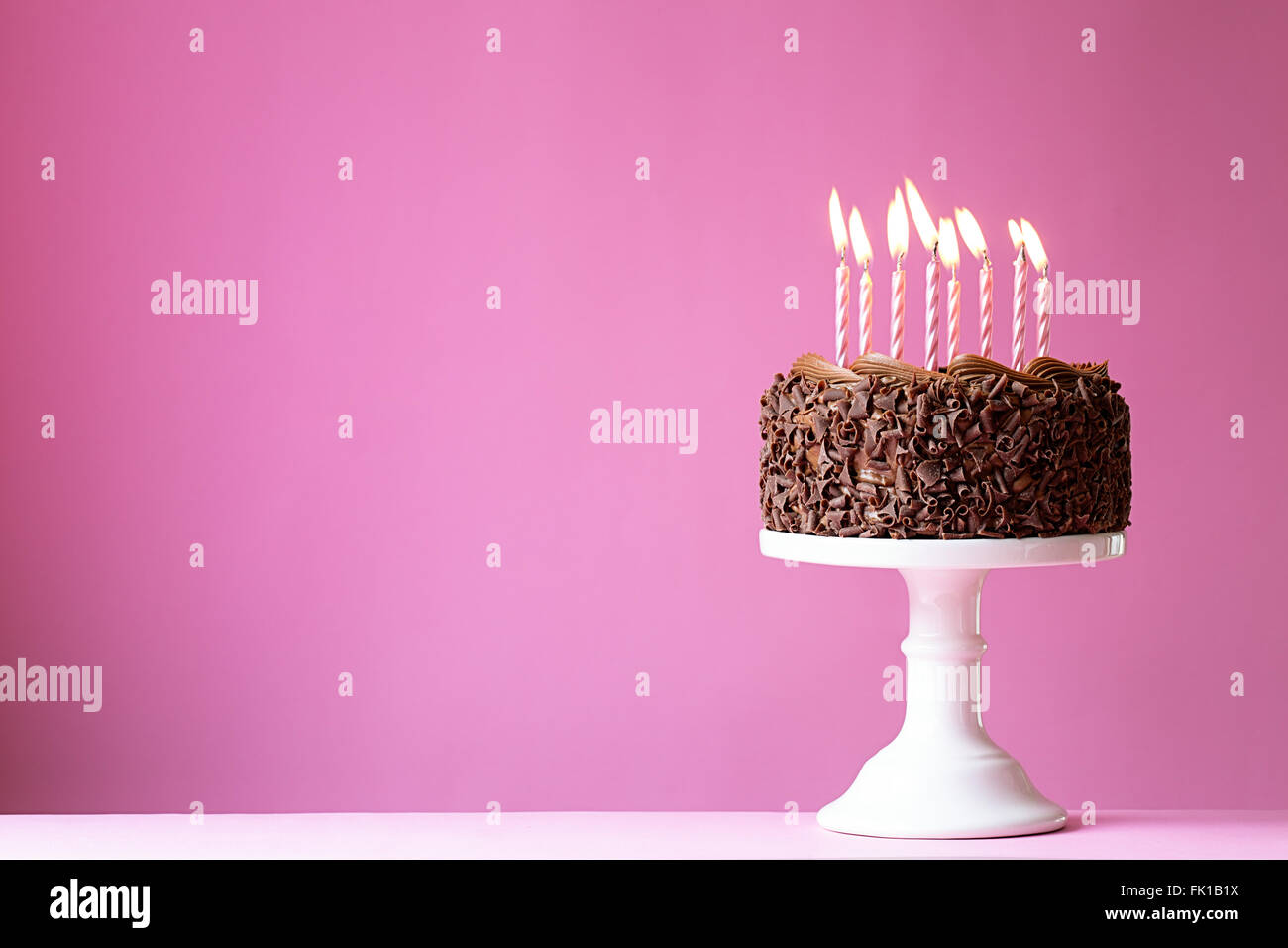 Torta di compleanno con candele rosa Foto Stock