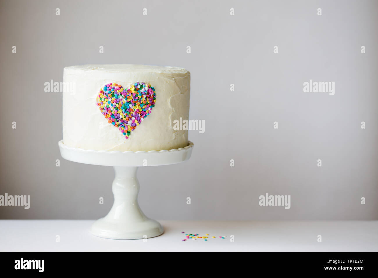 Torta bianca con cuore colorati Foto Stock
