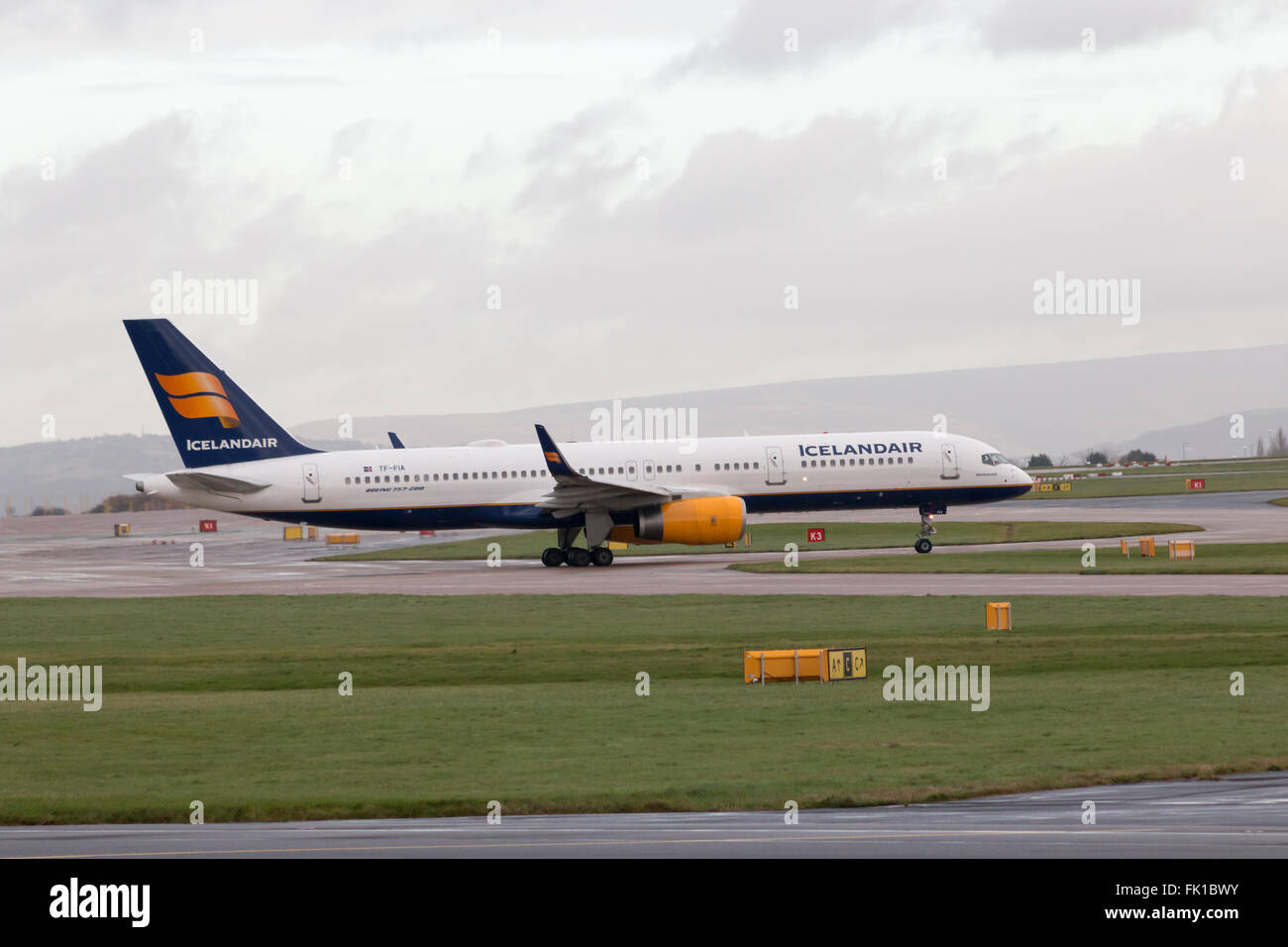 Icelandair Boeing 757-200 corpo stretto piano passeggero (TF-FIA) rullaggio sull'Aeroporto Internazionale di Manchester asfalto. Foto Stock