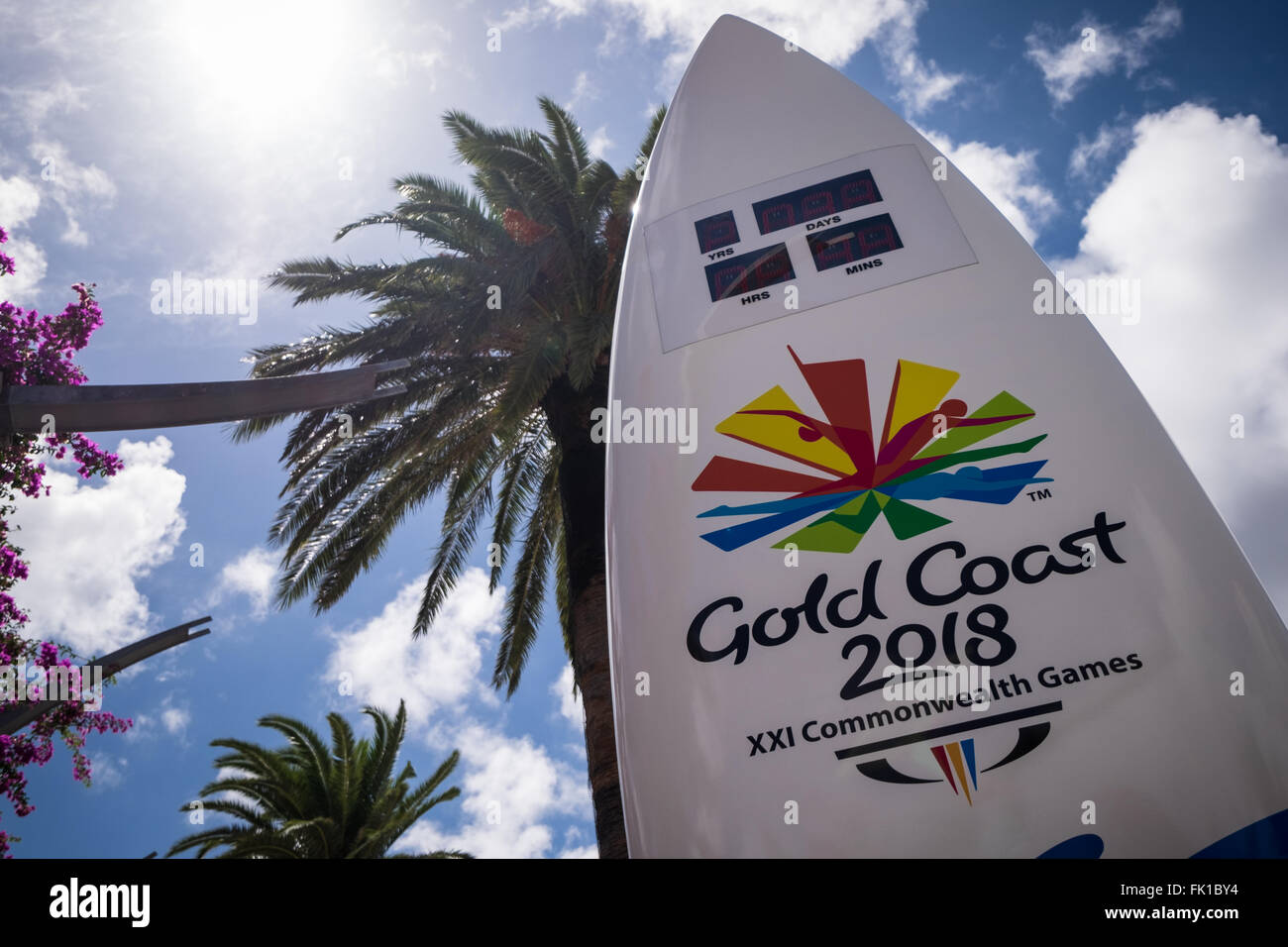Un segno a forma di tavola da surf che mostra il tempo rimanente fino al 2018 Giochi del Commonwealth iniziare in Gold Coast, Queensland, Australia. Foto Stock