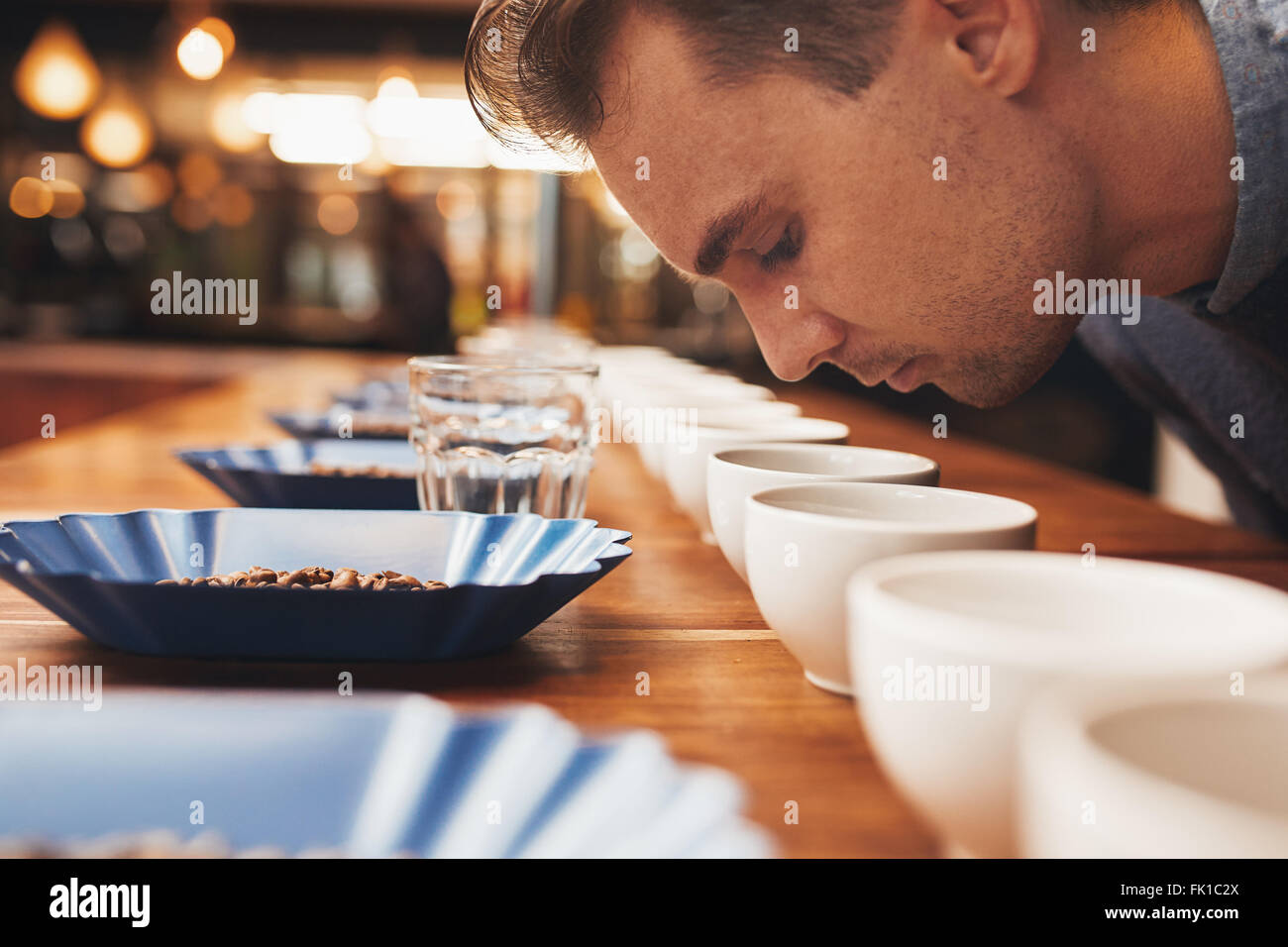 L'Uomo odore di caffè aromatico presso una degustazione Foto Stock