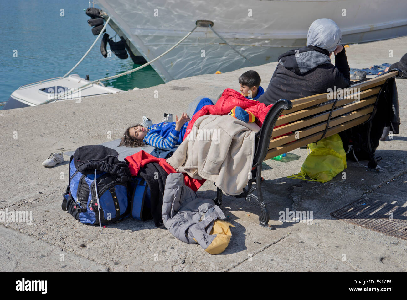 I rifugiati e i migranti provenienti da Siria e Afghanistan presso l'isola greca di Lesbo attendere prima di essere trasferito ad Atene via mare Foto Stock