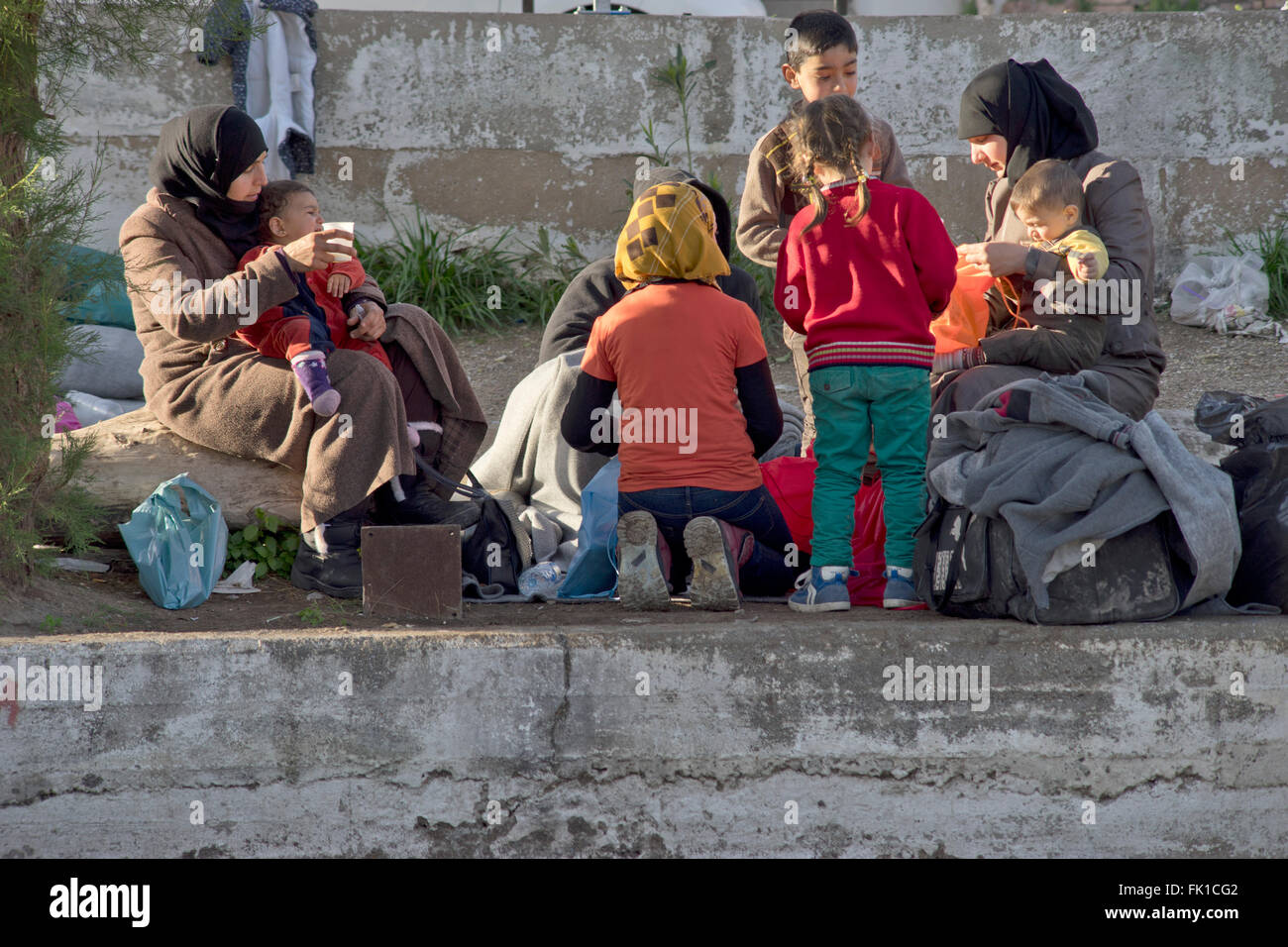I rifugiati e i migranti provenienti da Siria e Afghanistan presso l'isola greca di Lesbo attendere prima di essere trasferito ad Atene via mare Foto Stock