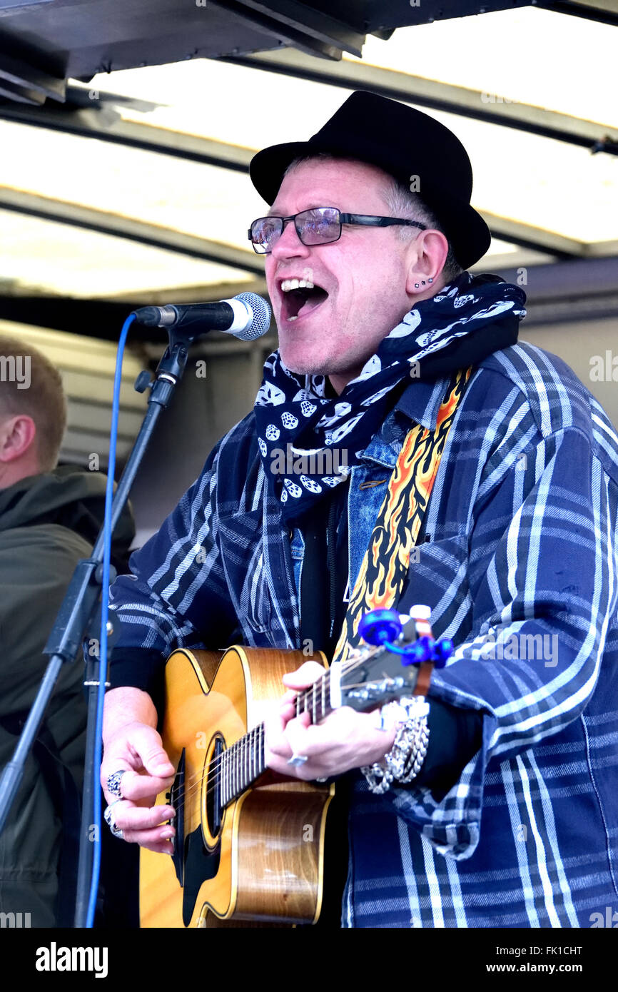 Robb Johnson, politico cantante / songwriter, effettuando al Marble Arch prima della Anti-Trident Marzo a Trafalgar Square, 2016 Foto Stock