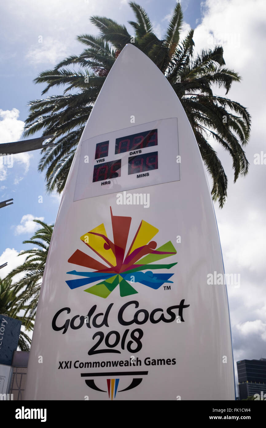 Un segno a forma di tavola da surf che mostra il tempo rimanente fino al 2018 Giochi del Commonwealth iniziare in Gold Coast, Queensland, Australia. Foto Stock