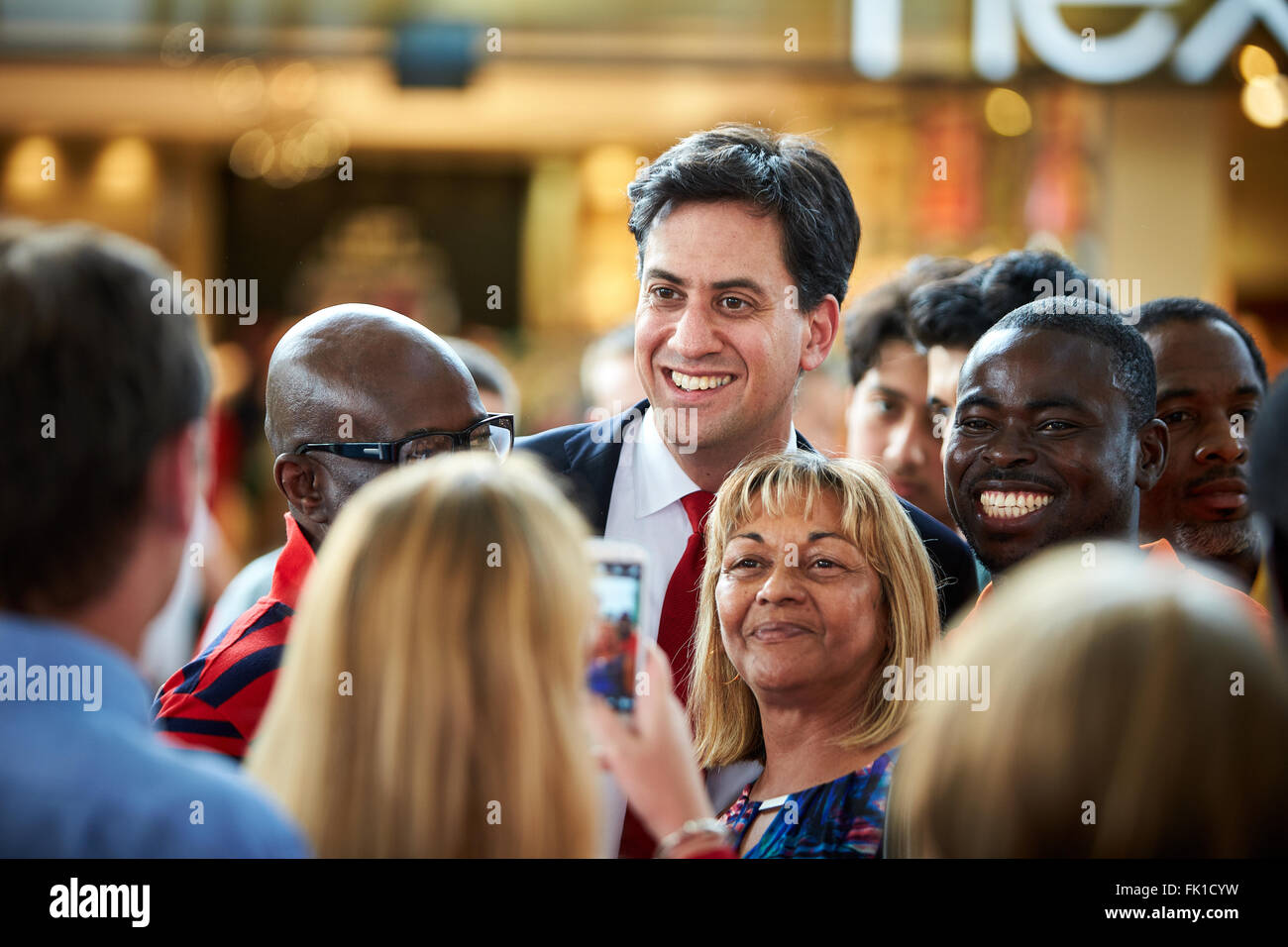 Leader laburista ed Milliband soddisfa gli amanti dello shopping al Centro:MK shopping nel centro di Milton Keynes Foto Stock