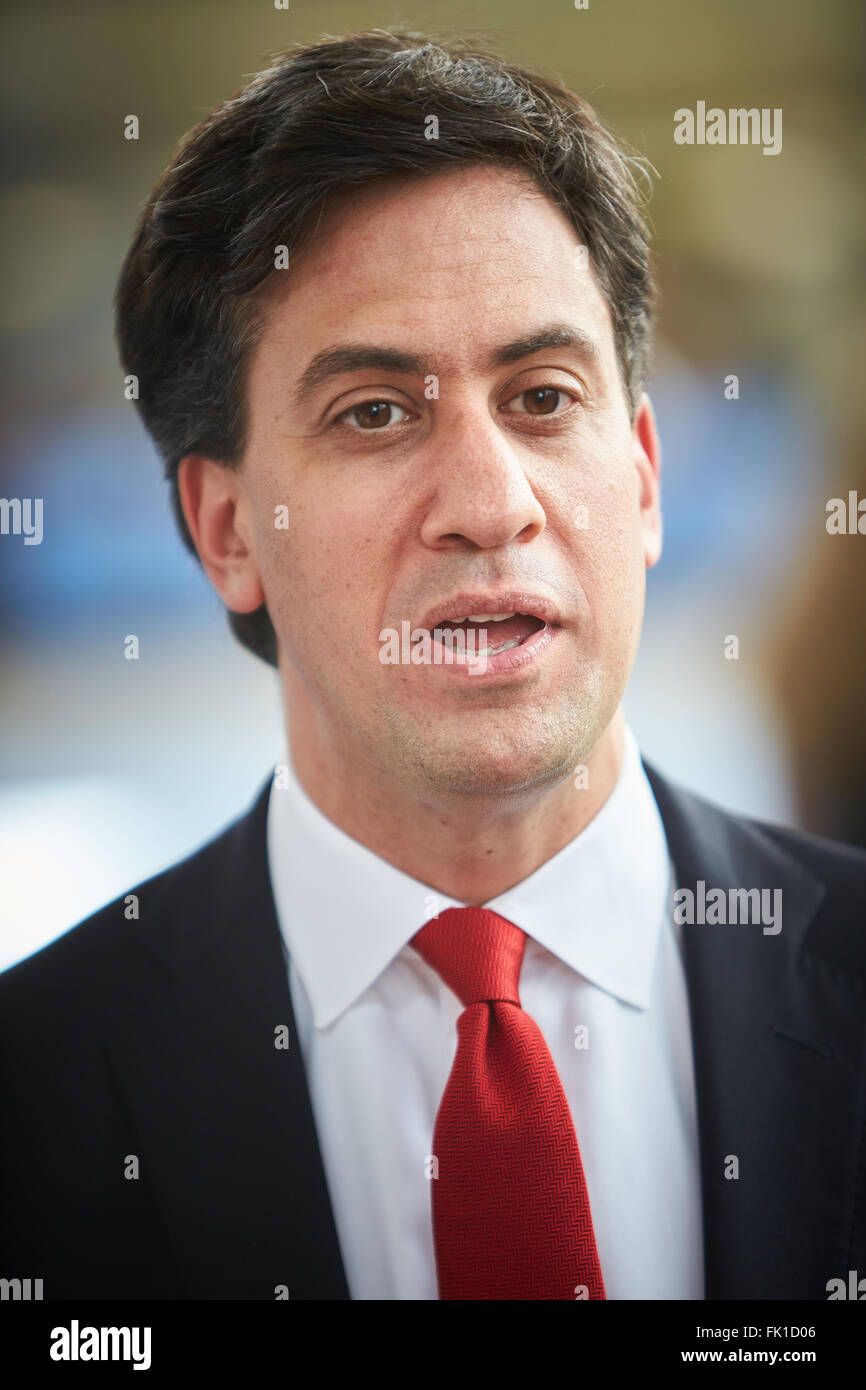 Ed Milliband durante una visita al Centro:MK shopping centre Foto Stock