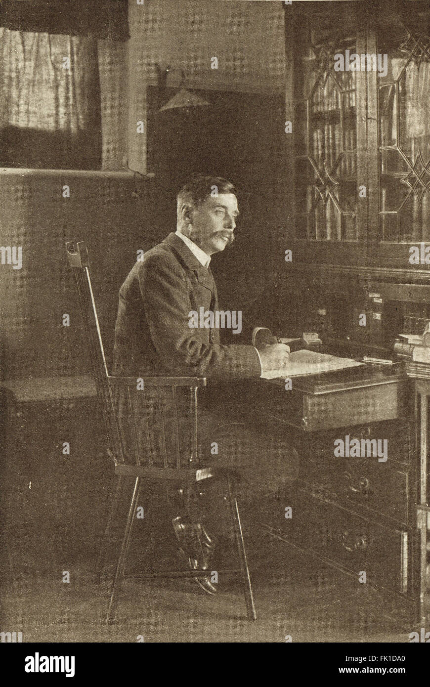 Il romanziere H G Wells nel suo studio Foto Stock
