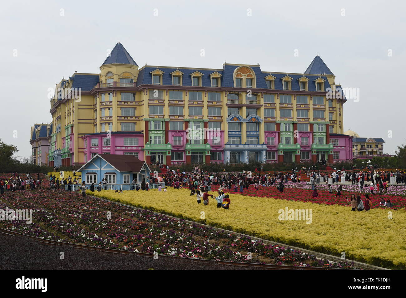 In Guangzhou, la Cina della provincia di Guangdong. Mar 5, 2016. I turisti osservare fiori in un parco in Guangzhou, la capitale del sud della Cina di Provincia di Guangdong, 5 marzo 2016. © Liu Dawei/Xinhua/Alamy Live News Foto Stock