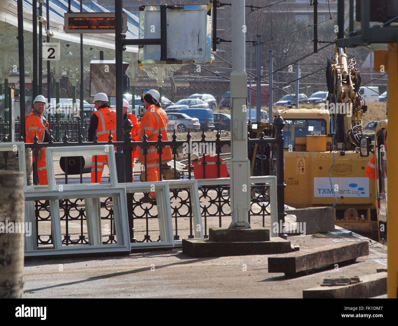 Newcastle Upon Tyne, sabato 5 marzo 2016, UK News. Subappaltatori la sostituzione di binari ferroviari, di zavorra e di drenaggio per il week-end di Tynemouth stazione della metropolitana in North Tyneside. Foto Stock