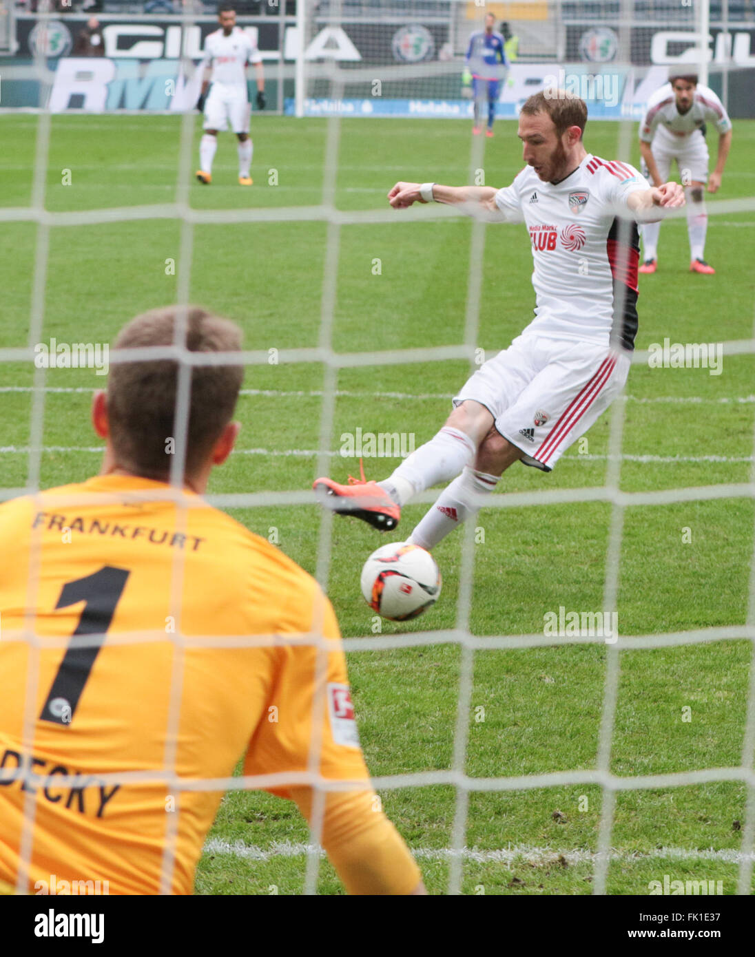 Ingolstadt la Moritz Hartmann (R) punteggi 0-1 gol contro il Frankfurt il portiere Lukas Hradecky durante la Bundesliga tedesca partita di calcio tra Eintracht Francoforte e FC Ingolstadt a Commerzbank-Arena, Germania, 05 marzo 2016. Foto: FRANK RUMPENHORST/dpa (EMBARGO CONDIZIONI - ATTENZIONE: grazie alle linee guida di accreditamento, il DFL consente solo la pubblicazione e utilizzazione di fino a 15 immagini per corrispondenza su internet e nei contenuti multimediali in linea durante la partita). Foto Stock