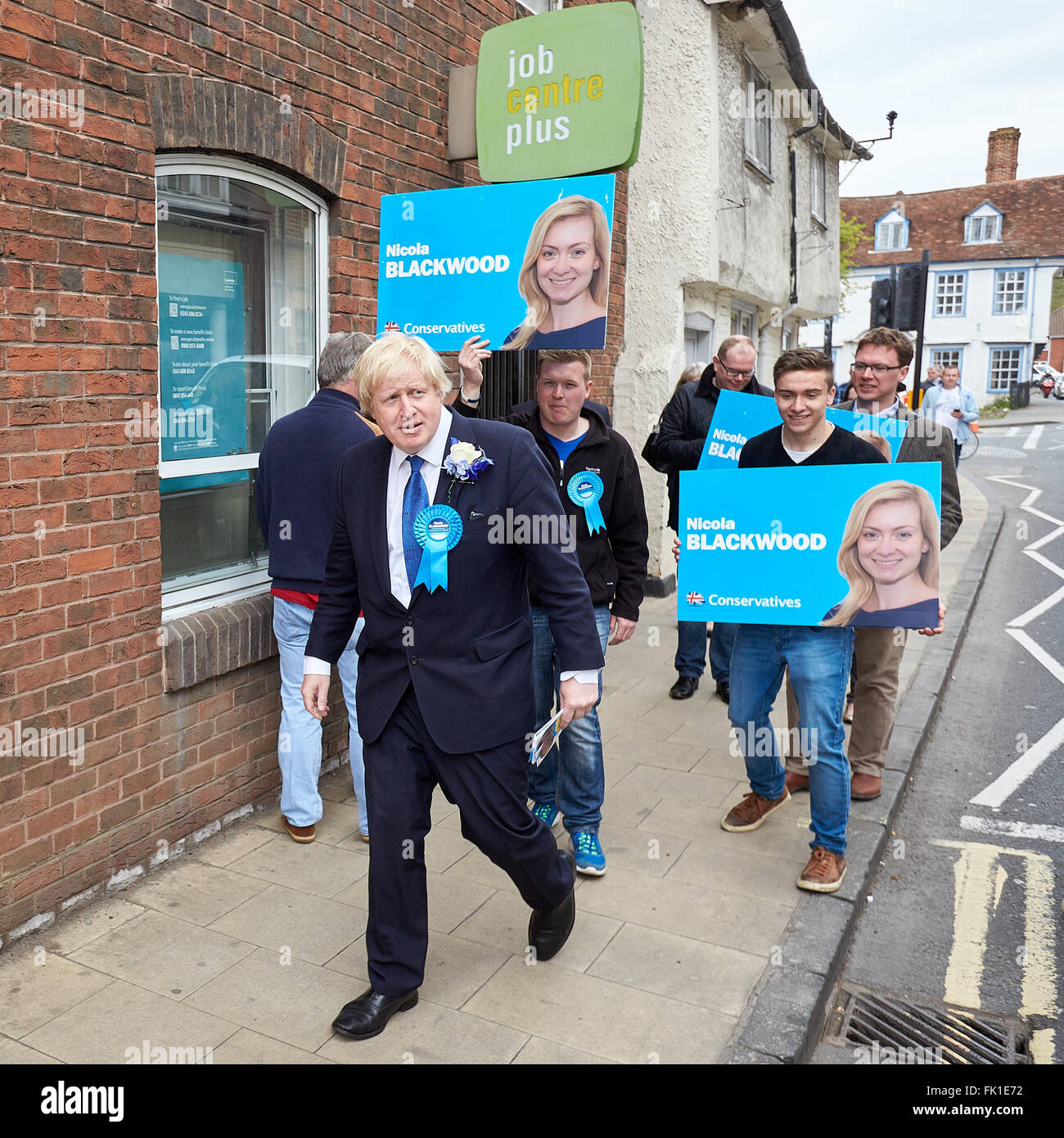 Boris Johnson (L) cammina davanti a un centro di lavoro durante la campagna elettorale in Abingdon con il candidato Nicola Blackwood (C) Foto Stock