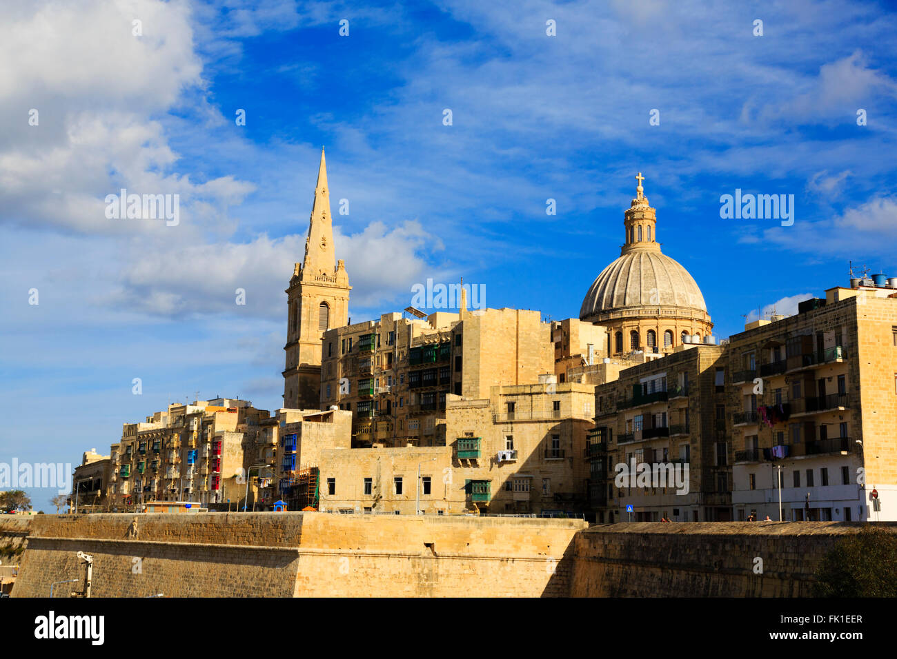 La cupola della chiesa di Nostra Signora del Monte Carmelo e la guglia della Cattedrale di St Paul, Floriana, Valletta, Malta Foto Stock