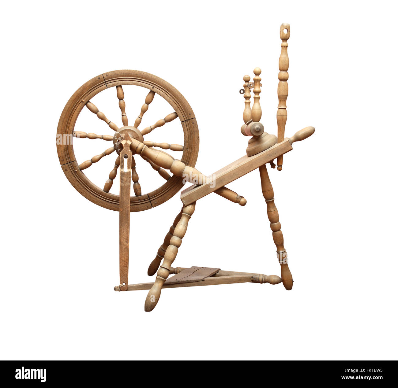 Bel legno antico ruota di filatura su sfondo bianco. Isolato con tracciato di ritaglio Foto Stock