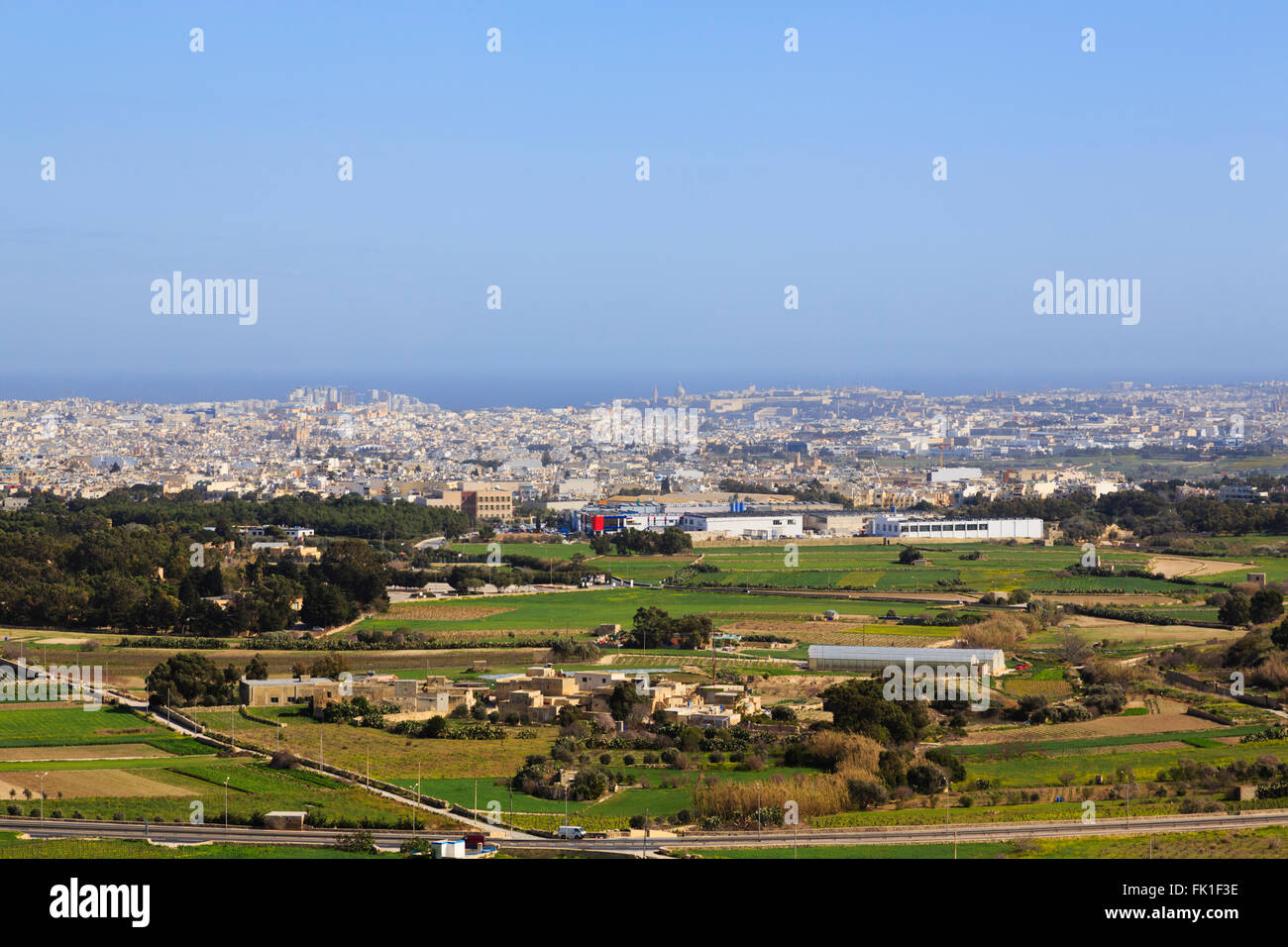 Vista su tutta la Valletta e Mosta dalle mura della città di Mdina Foto Stock